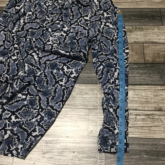 Banana Republic Snake Print 1/2 Button Shirt Women’s 10P Blue Rayon Tunic - Picture 3 of 9